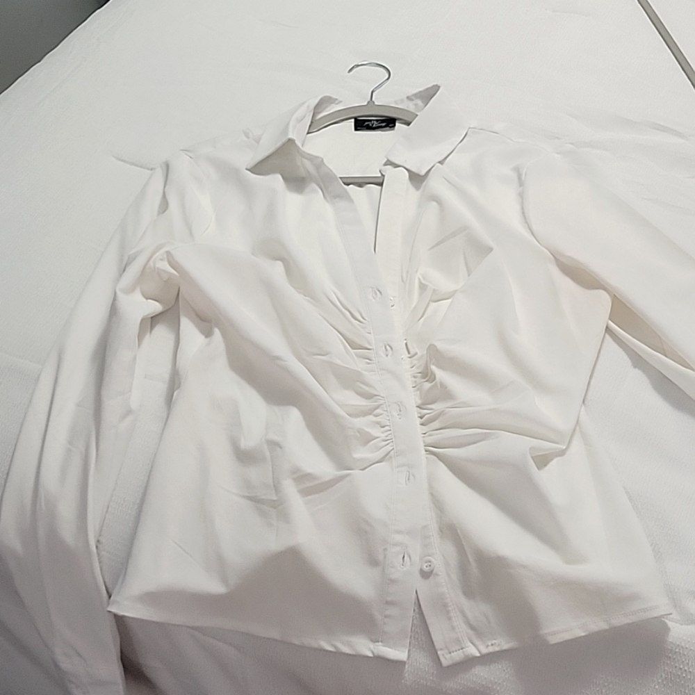 White blouse with details in the front buttons